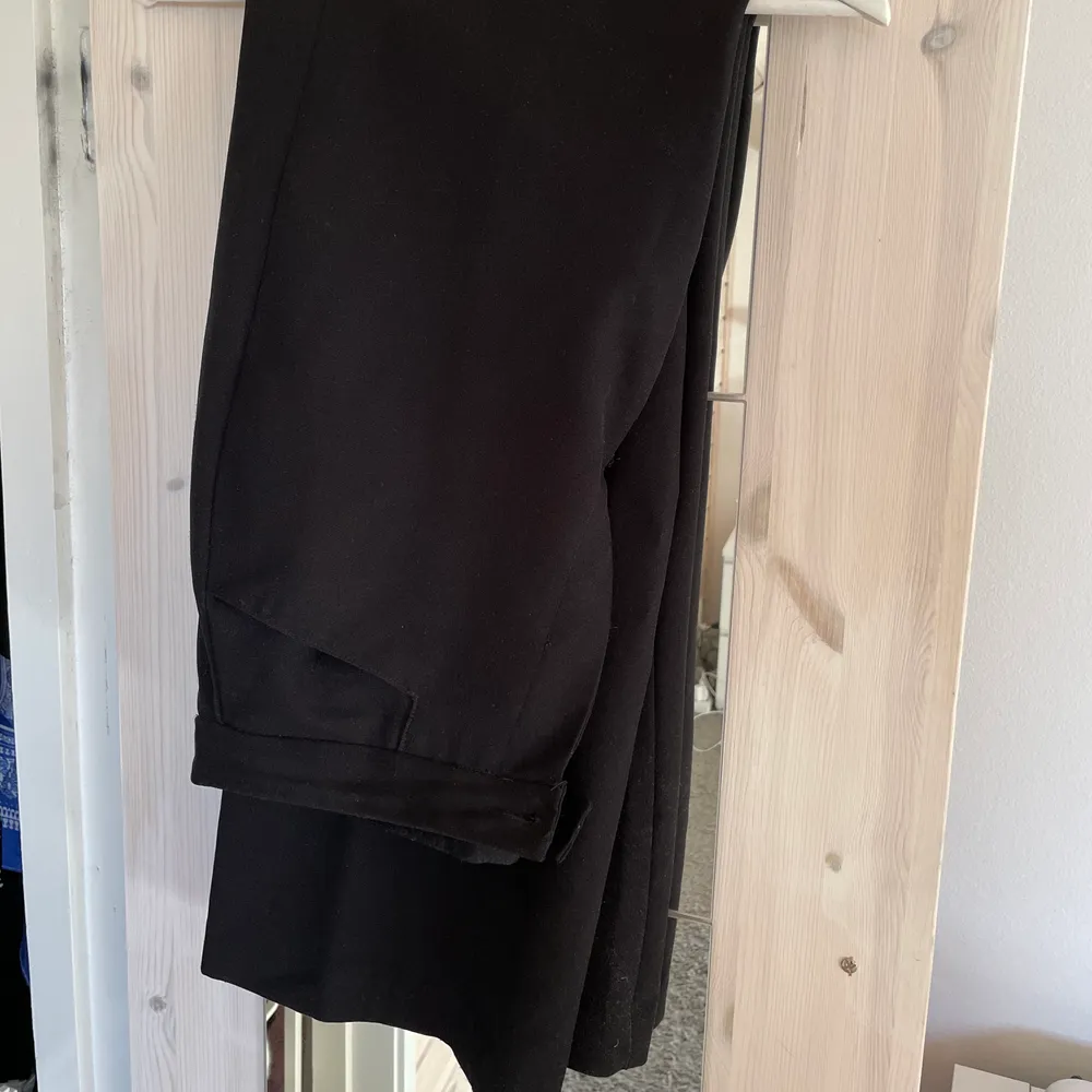 Svarta, snygga och enkla kostymbyxor. Passar till allt!  Kan mötas upp i centrala Stockholm annars står köparen för frakt☺️. Jeans & Byxor.