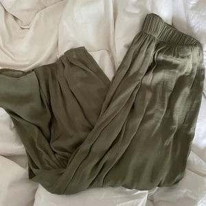 Grön kjol - Grön lite längre kjol från Gina. Frakt tillkommer🥰