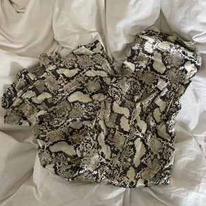 Silkeskjol  - Silkeskjol i snakeprint från hm. Fin passform och i en längre modell. Frakt tillkommer🥰