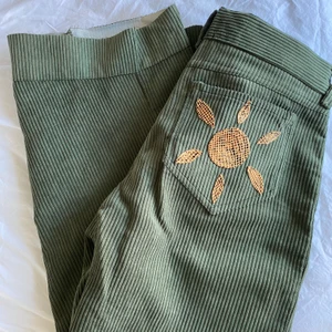 Manchester byxor - Har sytt dessa själv. Dom ”failade” smått längst ned där jag behövde sy ut dem lite längre då de blev för korta. Dom är fortfarande rätt korta även för mig som är 164, men gillar man ankelbyxor eller är lite kortare borde dom passa perfekt!