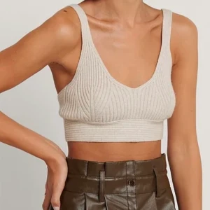 Stickad Bralette  - Hej! Säljer denna stickade bralette ifrån Nakd då den inte passade mig så bra. Den är helt ny, oanvänd och med alla lappar kvar på! 🥰                                                       Kontakta mig vid intresse eller lägg ett bud !!