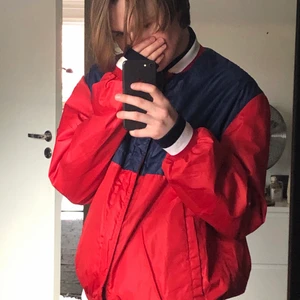 Vintage varsity jacket - Säljer en tvärfet vintage varsity jacket i size M, tts. Den är mycket fint vintage skick och den enda flawn jag kan hitta är att sizetagen i nacken har lossnat halvt. Annars är den felfri och så jävla fet. Pm vid frågor, frakt tillkommer😸 vid många intresserade blir det budgivning🙌🏼