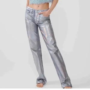 Söker!!! - Söker dessa snygga silverjeans från zara i storlek 32❤️ hör av dig om du har dem och kan tänktas sälja för ett bra pris!!