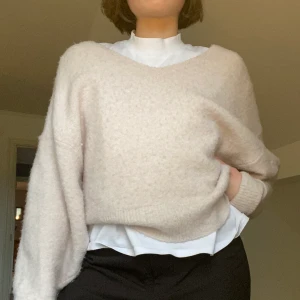 Stickad tröja strl S - Säljer denna sköna stickade tröjan från BikBok. Den är sparsamt använd och i fint skick. Färgen är lite mer rosa än på bilderna.