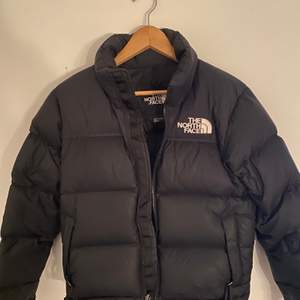 Säljer min The north face jacka i modellen The North Face 1996 Retro Nuptse Jacket. Den är köpt 2020 och är i väldigt bra skick. Nypris: 2800kr :)