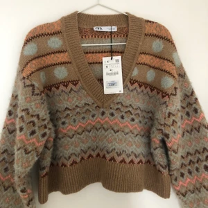 Stickad tröja - helt ny jaquardstickad tröja från zara i storlek S som är helt slutsåld på hemsidan. tröjan är helt oanvänd (lappen kvar) och därför i toppskick, jättemjuk och kliar inte alls! såå fin men säljer pga att den inte riktigt kändes som min stil, och kunde inte returnera. köpt för 400 men säljer för 150! spårbar frakt tillkommer, skriv för fler bilder💖 flera intresserade så budgivning i kommentarerna som gäller, höjning på minst 10kr! senaste bud: 310kr