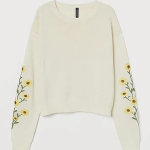 🌻Slutsåld aesthetic tröja från H&M🌻 - Lånade bilder från H&M. Slutsåld just nu. Cremefärgad stickad tröja - ganska tunn - med solrosbroderier på ärmarna. Den är av det lite kortare laget men den blir perfekt till ett par highwaisted jeans då den blir perfekt längd till byxorna. Storlek XS. Lite genomskinlig men annars fin. Bra skick och använd fåtal gånger. Köptes innan den sålde slut direkt på H&Ms hemsida förra året. Online exclusive. Vanlig passform. Långa armar. Av H&M's ungdomsmärke Divided. Frakt till kommer. Kan samfrakta om ni köper något av mina andra plagg här på plick - då till ett annat pris på frakten.