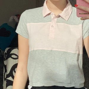 Cropad t-shirt med krage. - Storlek S men sitter som en xs/s. Endast använd en gång. Bra skick, inga fläckar. Frakt 48kr. 