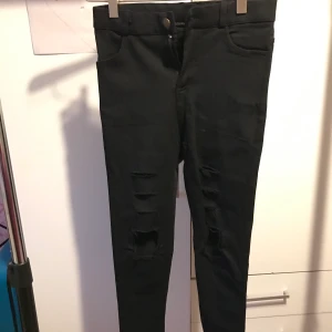 Svarta byxor - Svarta ihåliga tajta byxor. Säljer pga sista bilden och är för liten för mig. 