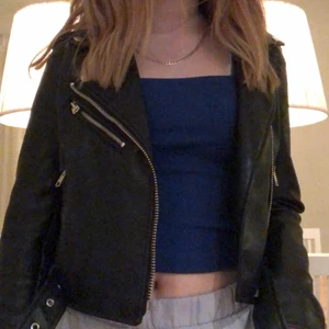 Skinnjacka - Superfin skinnjacka från pull and bear! Inga slitningar och har kvar bandet runt om! 280kr ink frakt!🥰