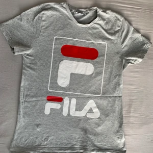 Fila T-shirt - Bra skick, litet märke på loggan (se bild). Storlek L. 