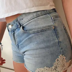 Lindex jeans shorts med vita detaljer på sidorna. Frakten är inkluderad i priset som står.