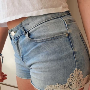 Jeans shorts, storlek 170 - Lindex jeans shorts med vita detaljer på sidorna. Frakten är inkluderad i priset som står.
