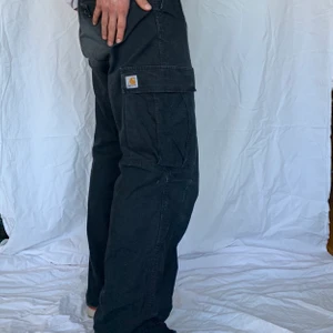 Carhartt byxor  - Riktigt najs svarta carhartt byxor i storlek 36x34 som säljs pga att de används för sällan. De är använda och lite slitna men inga stora defekter. Nypris 1300kr.