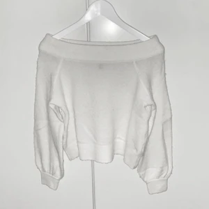 Stickad off-shoulder - Vit stickad tröja som även är off-shoulder från H&M (divided by HM). Tröjan är endast använd fåtal gånger och är mycket bra skick. (Priset kan såklart diskuteras) #offshoulder #stickad #stickadtröja #tröja #divided  Köparen står för fraktavgiften och köparen får bestämma om det ska vara spårbart eller icke spårbart paket.