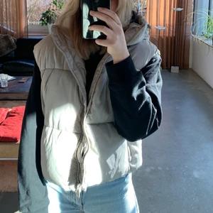 Väst från zara  - BUDGIVNING på denna helt slutsålda väst från Zara, aldrig använd och prislapp kvar. Är storlek L men passar mig som är XS-S, sitter bara lite oversize. Köparen står för frakten, 49kr. Högsta bud 560 ❗️budgivning slutar 13❗️