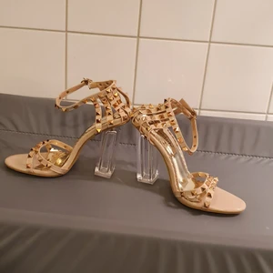 Fina höga skor  - NY summer skor som  är I bra skick och Bra till summer.Passsr 39 finns fler bilder och bra till fester eller dejt.mycket unik och bekväm att gå med. Bud I kommenterna 