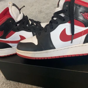 air jordan 1 mid (gym red) - storlek 39. använda några ggr , nypris 1300. dem är lite creasade men bra skick . säljer pga köpt andra💕 box finns 