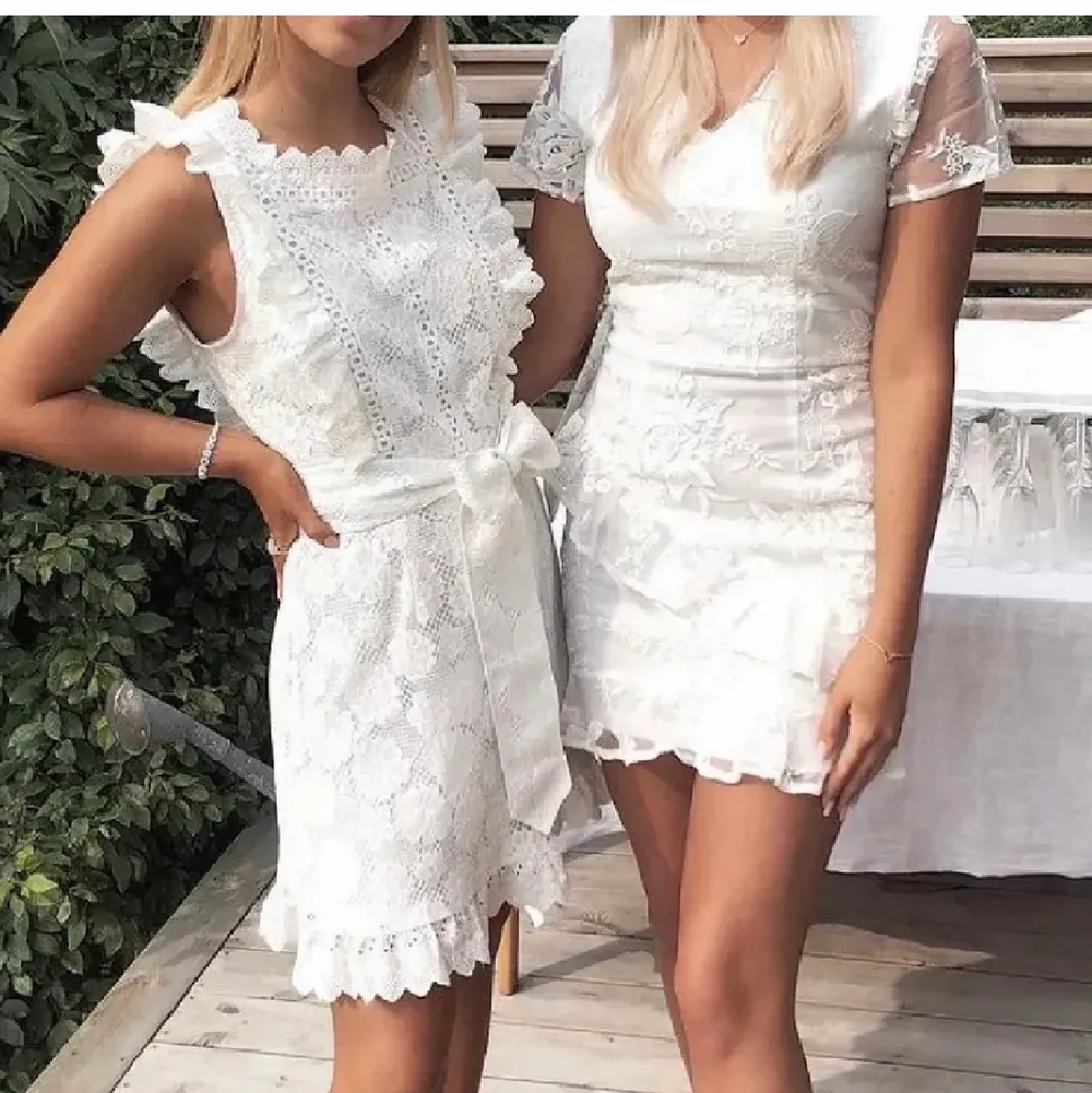 Säljer denna super söta vita spetsklänning. Modellen heter Margot och kommer från DM, Dennis Maglic i storlek L men då den är extremt liten i storlek så sitter den bra på mig som normalt har S. Endast använd vid ett tillfälle. Nypris var 800kr och jag säljer den för 600kr🤍. Klänningar.