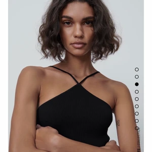 Zara linne korsade band - Säljer detta trendiga linne från Zara i storlek M! Är vanligtvis en S men M funkar lika bra i detta linne! Helt oanvänt därav priset :)