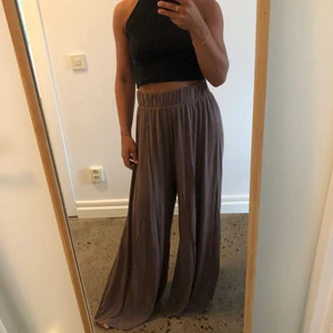 Ciquelle mysbyxa  - Bruna byxor från Chiquelle i jätteskönt material. Vida och långa. Storlek M. Fint skick. Jag är storlek S och 164cm.