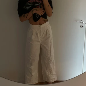 Vita vid byxor från NA-KD - Säljer dessa vita vida byxor från NA-KD som jag användt 1 gång🦋 Fraktskostand tillkommer⚡️