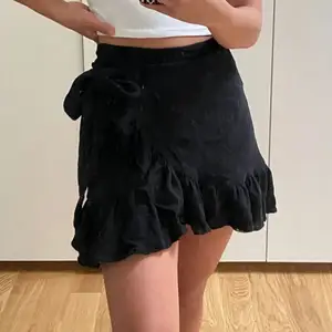 Fin volang kjol med knytning från Vero Moda💕