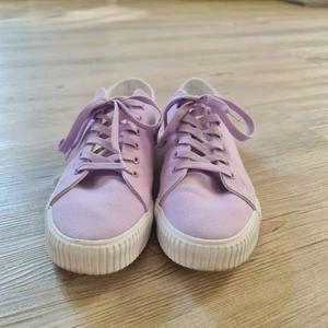 Lila sneakers  - Nya sneakers i fin ljuslila färg till salu. Enbart använda en gång då jag insåg att de var för stora för mig. De är i stl 43.