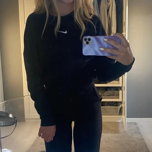 Svart Nike sweatshirt  - Svart Nike sweatshirt med öppen rygg i strl S. Använd ganska mycket men ändå i relativt bra skick🤍 120kr+frakt!