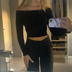 Svart off shoulder tröja  - Svart tight off shoulder tröja från gina i strl S. Använd ganska mycket men bra skick, 50kr+frakt💓