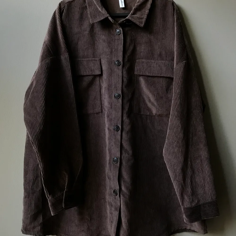 Jättefin brun manchesterskjorta ifrån SoyaConcept. Storleksmärkt xl, tycker den sitter fint på mindre också. Lätt och följsam. Testad 2 gånger så den är som ny.  . Skjortor.