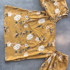 Lindex topp - Lindex topp i storlek small . Kan skickas! Köparen står för fraktkostnaden .