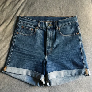 High waist denim shorts Monki s30 - High waist denim shorts ifrån Monki, storlek 30. Lite stretch också. Nyskick! Köparen står för frakt 