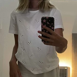 T-shirt  - Jättefin vit t-shirt från Bikbok i storlek M 💕 säljer då den nästan aldrig har kommit till användning.