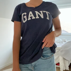 Gant T-shirt, S - Använd ett antal gånger, men bra skick, mörkblå 
