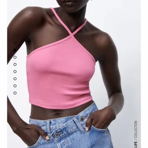 Zara topp - Funderar på att sälja min superfina topp ifrån zara då jag tyvärr aldrig får användning för den, storlek M men skulle säga att det är en S💖materialet är stretchiga så den passar allt från XS-M