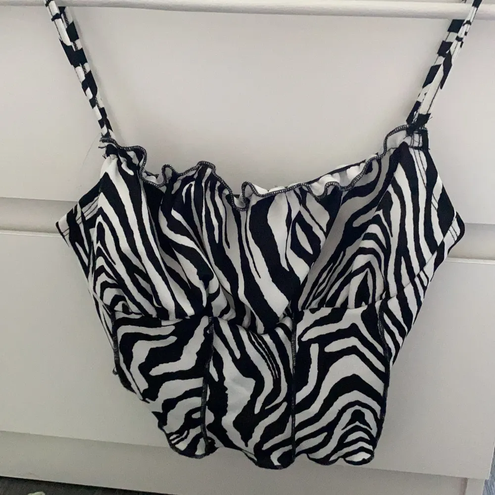 uuur söt zebra linne från shein som endast är testad och som aldrig kom till användning💕. Toppar.