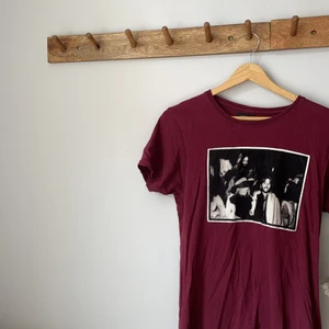 Vinröd limitato t-Shirt🌸 - Vinröd jättefin limitato T-shirt i xs. Litet hål till vänster av trycket (syns på sista bilden), men inget som syns eller något man tänker på i verkligheten. Skrynklig på bilderna men det är bara att stryka😊 Skickar spårbart🌸