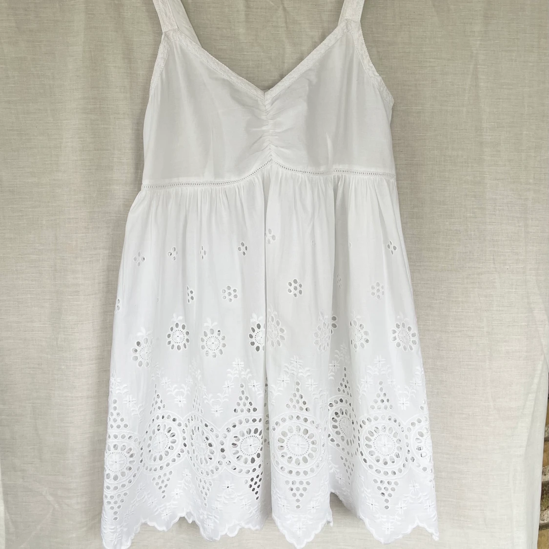 Linne med spetsdetalj