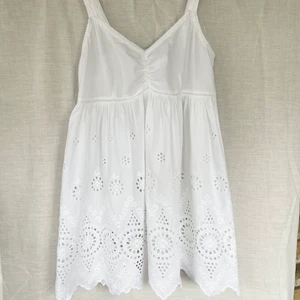 Linne med spetsdetalj - Längre linne i bomull från Lindex strl S. Smockad rygg för stretch.