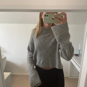 Stickad tröja - Säljer denna fina stickade tröjan då den inte kommer till användning. Endast använd ett par gånger så den är i väldigt fint skick! Köparen står för frakt.