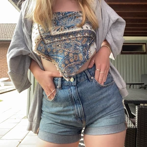 DENIM SHORTS  - Säljer dessa extremt snygga denim shorts i en lite mer loose modell😍 Supersnygga till en oversized hoodie, en söt topp, ett linne... Vad som helst?! De är i storlek 36 vilket är som SMALL! Shortsen är som nya då de knappt har kommit till användning! Hör gärna av dig om du har någon fråga eller är intresserad 💙