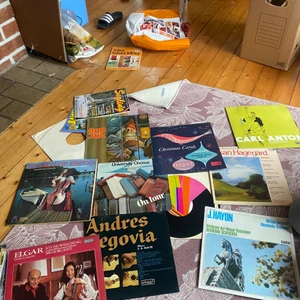 Vinyl skivor - Har så många vinylskivor från 80-90 talet som bara legat runt på landstället dom mesta helt nya alla är i bra skick!  !!  ❤️5 för 90 ❤️. 1 för 20 ❤️. 3 för 50 skriv om ni vill ha några speciella men annars skickar jag iväg i random har över 100 så blir svårt att fota alla men skriv om ni vill ha nån speciel färg så kan jag säkert hitta det!
