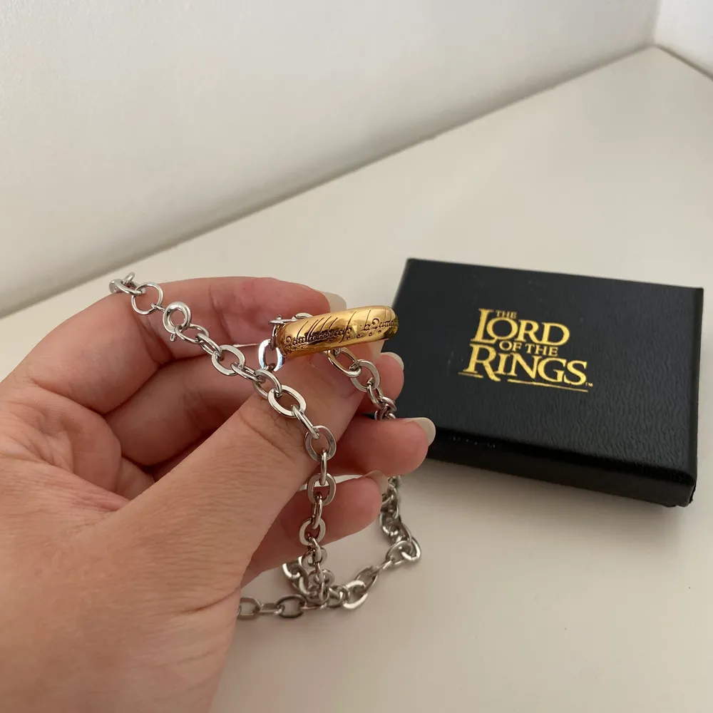 En ring/halsband ifrån lord of the ring🌸 50kr + 24kr frakt📦. Accessoarer.