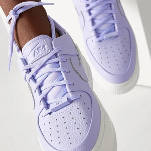 Nike air force 1 lila - Jag säljer ett par ljuslila nike air force i modellen sage low i storlek 36. Nypris 1200kr, slutsålda överallt. De är i fint skick. Det är bara att skriva för fler bilder🥰 