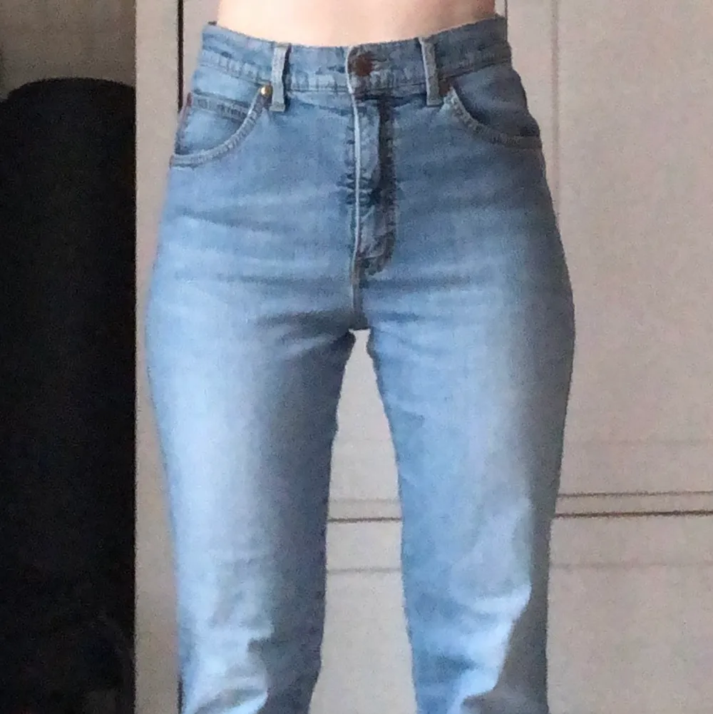 Fina ljusblåa jeans från Flash i storlek 38. Oanvända, endast provade. Kan skickas mot fraktkostnad eller hämtas i Nol . Jeans & Byxor.