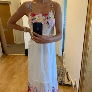 Somrig klänning  - Tunn och skön sommarklänning som passar alla. Med resår i tyget över bysten samt ner över magen, och en lös-sittande modell med ställbara axelband så tror jag alla i storlekarna XS/S/M kan ha denna klänning🌸🌺