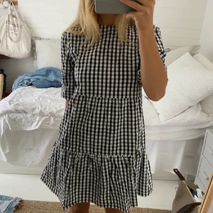 Rutig klänning - Säljer denna as gulliga klänningen från H&M!! Helt ny med prislappen kvar💗 