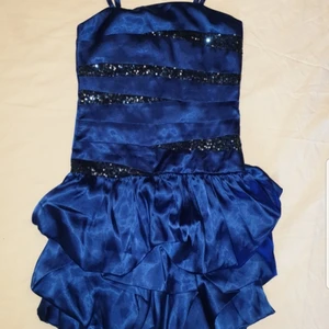 Blå barnklänning - Blå jättemjuk  barnklänning med glitterdetaljer