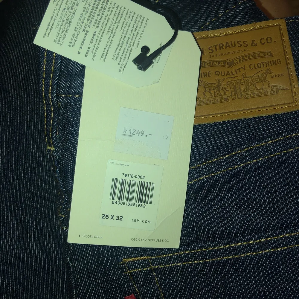 Säljer helt nya oanvända Levis jeans lappen sitter kvar. Långa i benen och hög midja. Storlek w26 L32 och sitter perfekt på mig som är 170. Orginalpris 1200kr, säljer då jag inte tror de kommer komma till användning då jag har andra liknande🫶🏼 frakt 60kr🤍. Jeans & Byxor.